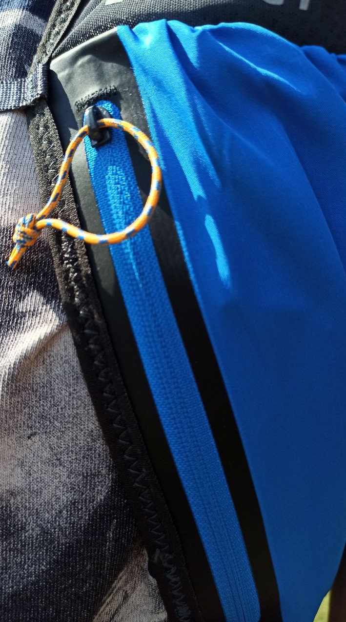 Particolare tasca anteriore con zip